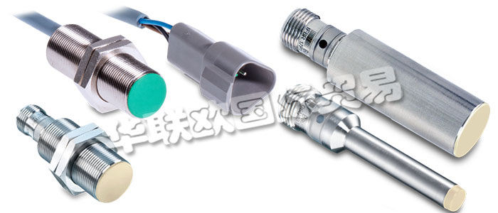 堡盟電感式接近開(kāi)關(guān)屬于非接觸式電子傳感器。電感式傳感器能識(shí)別所有導(dǎo)電金屬目標(biāo)物。振蕩器產(chǎn)生一個(gè)高頻電磁場(chǎng)，電磁場(chǎng)從開(kāi)關(guān)的感應(yīng)面發(fā)出。當(dāng)導(dǎo)電金屬物體進(jìn)入此電磁場(chǎng)時(shí)，金屬內(nèi)部會(huì)感生渦流，使振蕩幅值發(fā)生變化，從而使振蕩器輸出的電壓發(fā)生變化，進(jìn)而導(dǎo)致觸發(fā)器的狀態(tài)變化并改變輸出狀態(tài)。